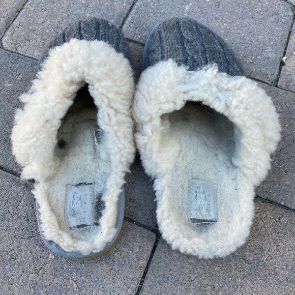 (932) UGG Slippers - Picture 4 of 8